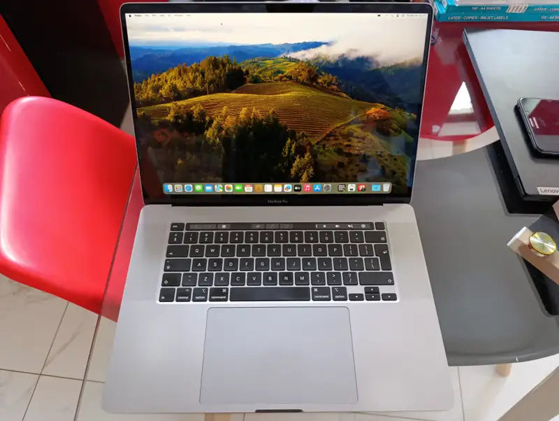 MacBook Pro 2019 15 inch - Core i7 - 16GB Ram - 512GB SSD image 1